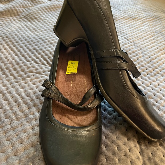 NWT: Clarks Mary Janes- Navy sz9w - Picture 3 of 4